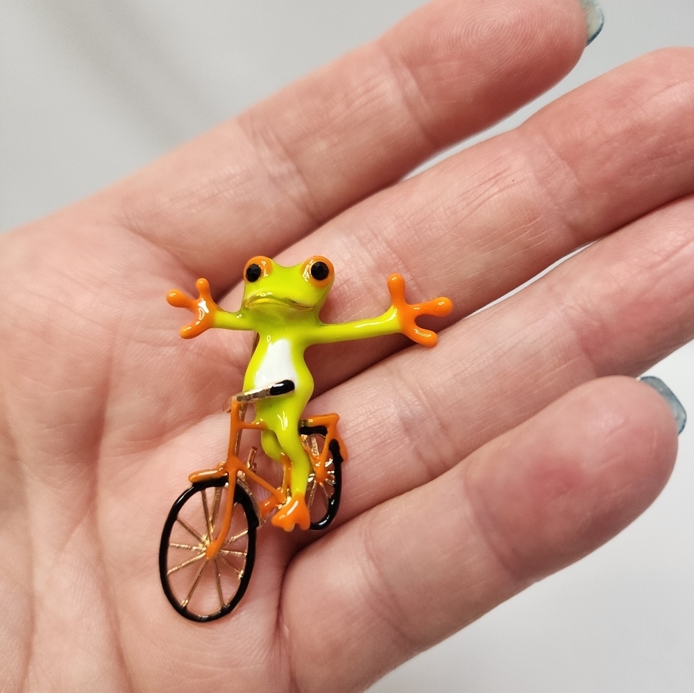 Tree Frog Riding a Bike Brooch/Pin - Picture 2 of 5